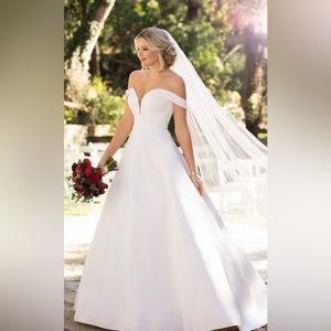 Elegant Wedding Dress + Veil - Essence of Australia D2761
